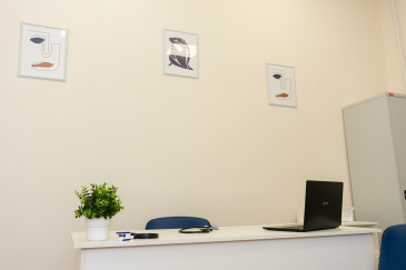 Стол врача в кабинете для приёма пациентов