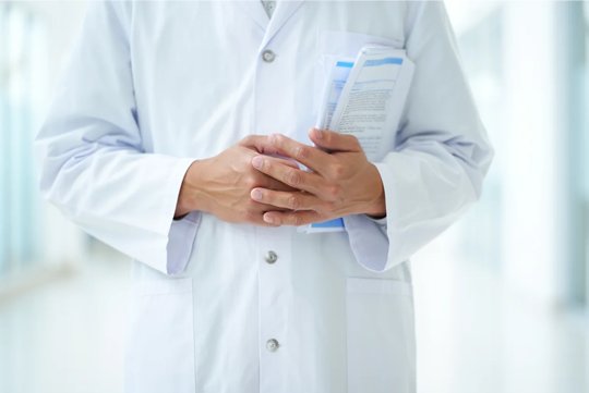 Диагностика депрессии Доктор с документами