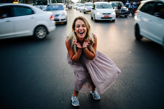 Маниакальный психоз Девушка во время эпизода мании стоит посреди дороги