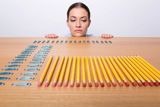 ОКР Девушка идеально разложила канцелярские принадлежности